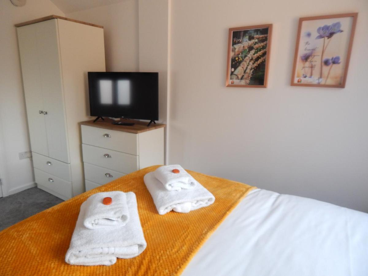 Modern, Well Located En-Suite Rooms With Parking - Orbitat Accommodations Кембридж Экстерьер фото