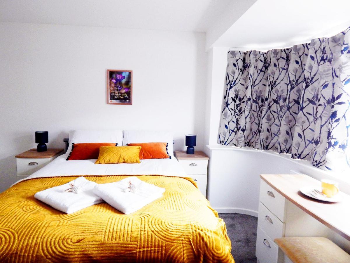 Modern, Well Located En-Suite Rooms With Parking - Orbitat Accommodations Кембридж Экстерьер фото