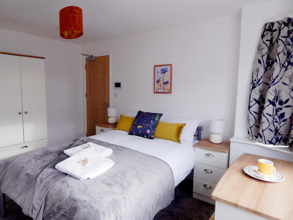 Modern, Well Located En-Suite Rooms With Parking - Orbitat Accommodations Кембридж Экстерьер фото