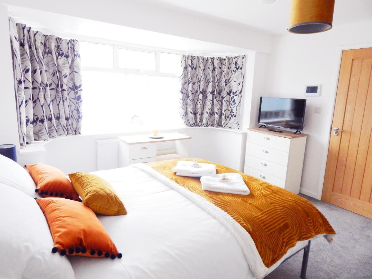 Modern, Well Located En-Suite Rooms With Parking - Orbitat Accommodations Кембридж Экстерьер фото