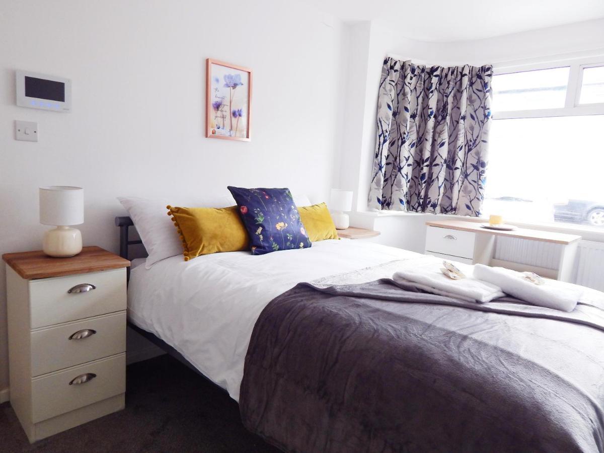 Modern, Well Located En-Suite Rooms With Parking - Orbitat Accommodations Кембридж Экстерьер фото